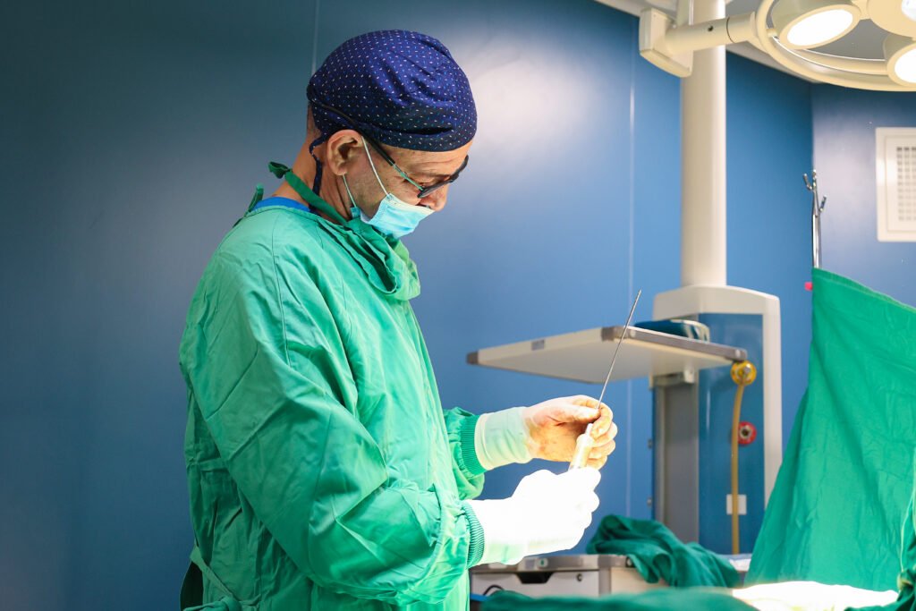 Pr. Boukind El Hassan en salle d'opération, chirurgien plasticien à Casablanca