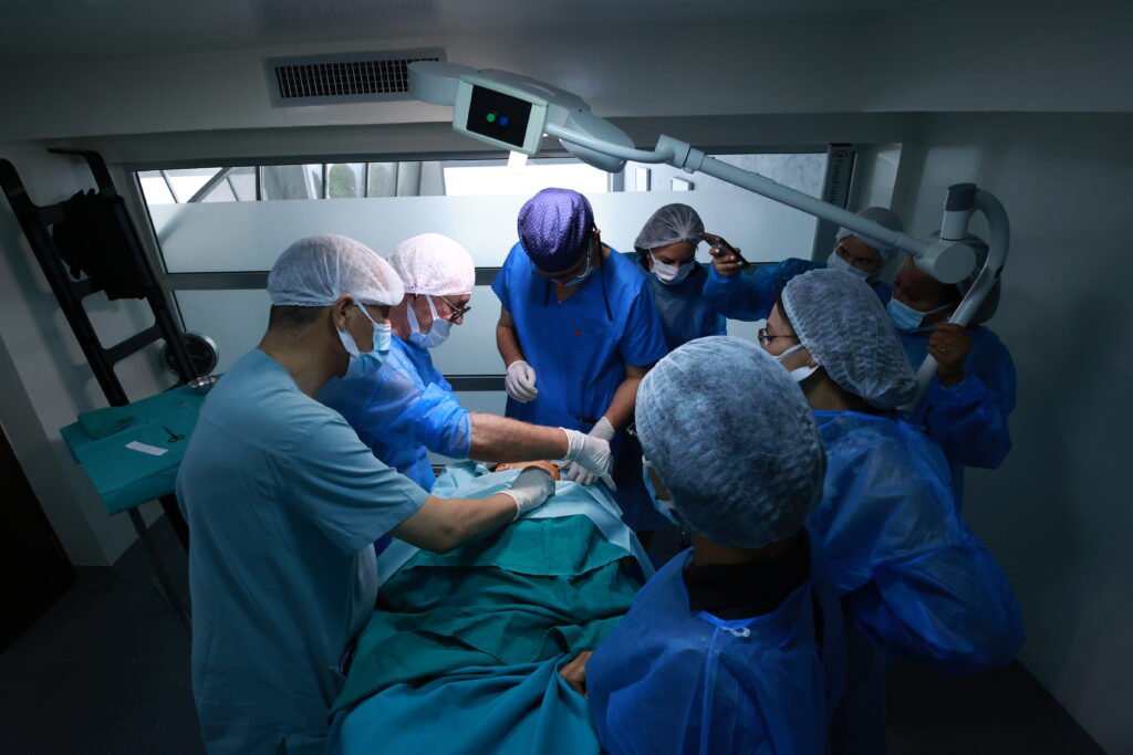 Pr. Boukind El Hassan et son équipe pendant une formation en salle d'opération à Casablanca